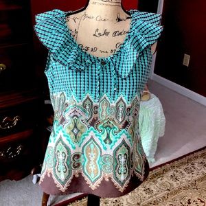 Sleeveless ruffled ladies pretty two tone blouse.